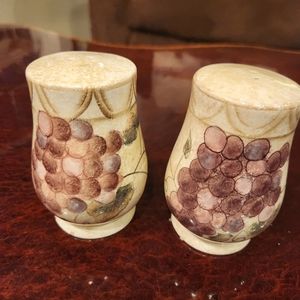 Oneida Hand painted Veneto Grapes  salt & Pepper shaker set